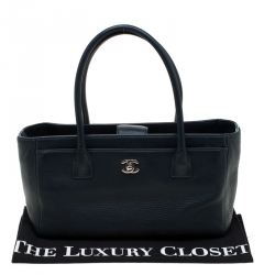 مملوكة مسبقًا حقيبة يد شانيل سرف اكساكاتيف صغيرة جلد سوداء