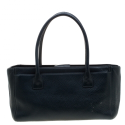 مملوكة مسبقًا حقيبة يد شانيل سرف اكساكاتيف صغيرة جلد سوداء