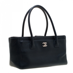 مملوكة مسبقًا حقيبة يد شانيل سرف اكساكاتيف صغيرة جلد سوداء