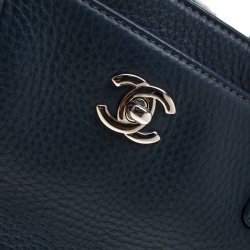 مملوكة مسبقًا حقيبة يد شانيل سرف اكساكاتيف صغيرة جلد سوداء