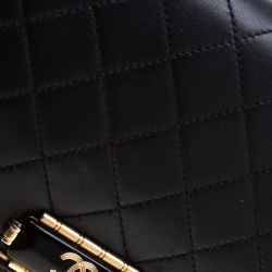 مملوكة مسبقًا حقيبة شانيل قلاب كلبس CC متوسطة جلد مبطنة سوداء