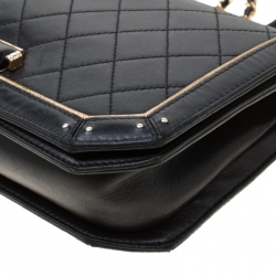 مملوكة مسبقًا حقيبة شانيل قلاب كلبس CC متوسطة جلد مبطنة سوداء