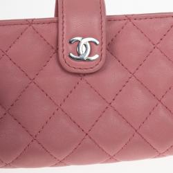 مملوكة مسبقًا Chanel Pink Quilted Leather Smart Clutch