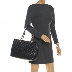 مملوكة مسبقًا حقيبة شانيل غراند شوبر جلد أسود مبطن 