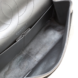 مملوكة مسبقًا حقيبة شانيل قلاب 227 كلاسيكية 2.55 ريإيشو جلد مبطنة رمادية ميتالك