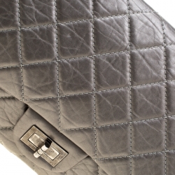 مملوكة مسبقًا حقيبة شانيل قلاب 227 كلاسيكية 2.55 ريإيشو جلد مبطنة رمادية ميتالك