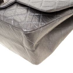 مملوكة مسبقًا حقيبة شانيل قلاب 227 كلاسيكية 2.55 ريإيشو جلد مبطنة رمادية ميتالك