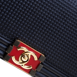 Pre Owned حقيبة شانيل بوي متوسطة جلد منقوشة كيوب كحلية