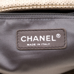 مملوكة مسبقًا حقيبة كتف شانيل سلسلة جلد طية مخرمة كريمية