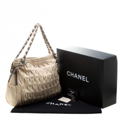 مملوكة مسبقًا حقيبة كتف شانيل سلسلة جلد طية مخرمة كريمية