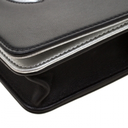 Pre Owned محفظة بسلسلة شانيل CC جلد فضية/ سوداء