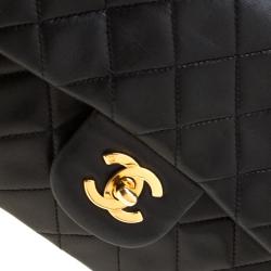 مملوكة مسبقًا Chanel Black Quilted Medium Classic Double Flap Bag