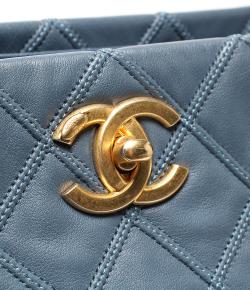 مملوكة مسبقًا حقيبة كتف شانيل جلد مبطن أزرق