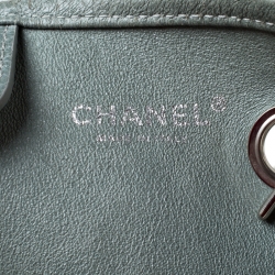 مملوكة مسبقًا حقيبة يد شانيل حلية زهرة كاميليا سلسلو جلد نوبوك أخضر فاتح