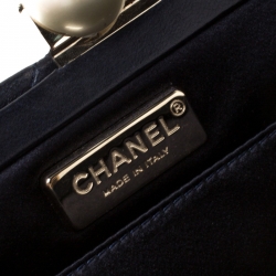 مملوكة مسبقًا Chanel Navy Blue/Black Quilted Leather Baguette Minaudiere Clutch
