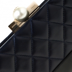 مملوكة مسبقًا Chanel Navy Blue/Black Quilted Leather Baguette Minaudiere Clutch