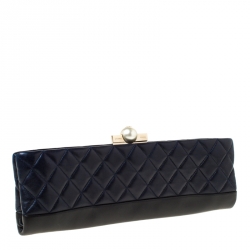 مملوكة مسبقًا Chanel Navy Blue/Black Quilted Leather Baguette Minaudiere Clutch