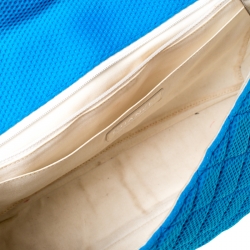 مملوكة مسبقًا  حقيبة شانيل كلاسيك بقلاب واحد مثقبة جلد لامع وقماش مبطن زرقاء