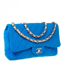 مملوكة مسبقًا  حقيبة شانيل كلاسيك بقلاب واحد مثقبة جلد لامع وقماش مبطن زرقاء