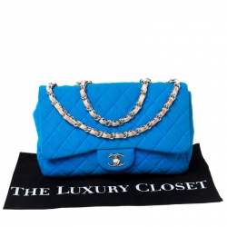 مملوكة مسبقًا  حقيبة شانيل كلاسيك بقلاب واحد مثقبة جلد لامع وقماش مبطن زرقاء