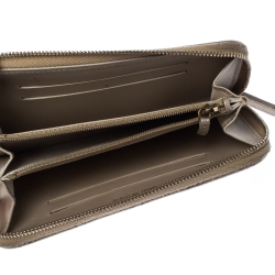 مملوكة مسبقًا Chanel Gold Quilted Leather Zip Around Wallet