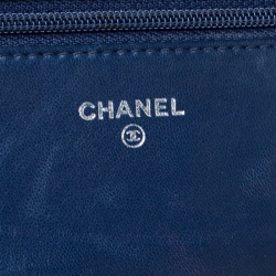 مملوكة مسبقًا حقيبة شانيل WOC جلد أزرق كحلي نمط مبطن بقلاب