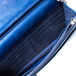 مملوكة مسبقًا حقيبة شانيل WOC جلد أزرق كحلي نمط مبطن بقلاب