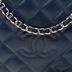 مملوكة مسبقًا حقيبة شانيل WOC جلد أزرق كحلي نمط مبطن بقلاب