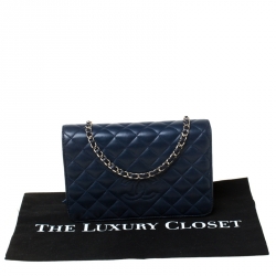 مملوكة مسبقًا حقيبة شانيل WOC جلد أزرق كحلي نمط مبطن بقلاب