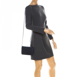 مملوكة مسبقًا حقيبة شانيل WOC جلد أزرق كحلي نمط مبطن بقلاب