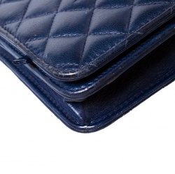 مملوكة مسبقًا حقيبة شانيل WOC جلد أزرق كحلي نمط مبطن بقلاب