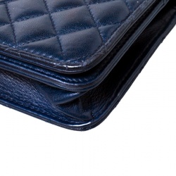 مملوكة مسبقًا حقيبة شانيل WOC جلد أزرق كحلي نمط مبطن بقلا ب