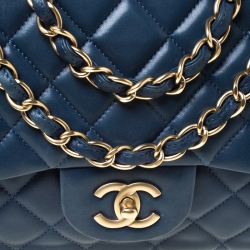 مملوكة مسبقًا حقيبة شانيل قلاب كلاسيك جامبو جلد لامع مبطنة كحلية