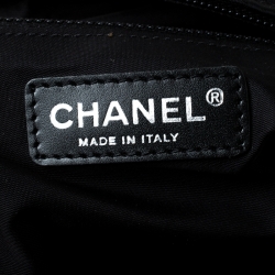 مملوكة مسبقًا Chanel White/Black Travel Line Nylon Satchel