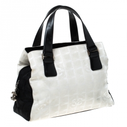 مملوكة مسبقًا Chanel White/Black Travel Line Nylon Satchel