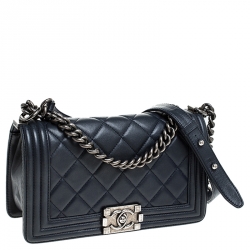 مملوكة مسبقًا Chanel Navy Blue Quilted Leather Medium Boy Flap Bag