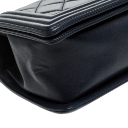 مملوكة مسبقًا Chanel Navy Blue Quilted Leather Medium Boy Flap Bag