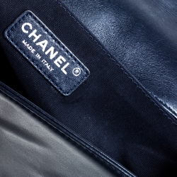 مملوكة مسبقًا Chanel Navy Blue Quilted Leather Medium Boy Flap Bag
