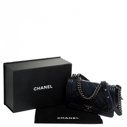 مملوكة مسبقًا Chanel Navy Blue Quilted Leather Medium Boy Flap Bag