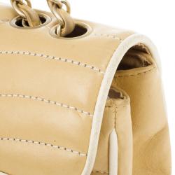 مملوكة مسبقًا Chanel Beige Leather Medium Flap Bag