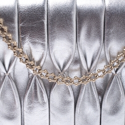 Pre Owned حقيبة كلتش شانيل بسلسلة وقلاب جلد مكشكش ميتاليك فضية