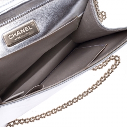 Pre Owned حقيبة كلتش شانيل بسلسلة وقلاب جلد مكشكش ميتاليك فضية