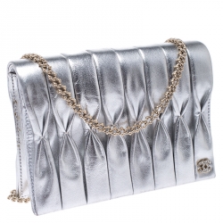 Pre Owned حقيبة كلتش شانيل بسلسلة وقلاب جلد مكشكش ميتاليك فضية