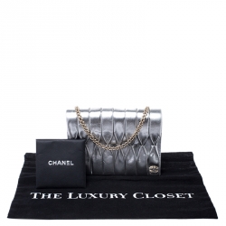 Pre Owned حقيبة كلتش شانيل بسلسلة وقلاب جلد مكشكش ميتاليك فضية