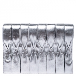 Pre Owned حقيبة كلتش شانيل بسلسلة وقلاب جلد مكشكش ميتاليك فضية