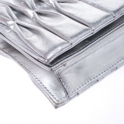 Pre Owned حقيبة كلتش شانيل بسلسلة وقلاب جلد مكشكش ميتاليك فضية