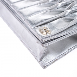 Pre Owned حقيبة كلتش شانيل بسلسلة وقلاب جلد مكشكش ميتاليك فضية