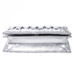 Pre Owned حقيبة كلتش شانيل بسلسلة وقلاب جلد مكشكش ميتاليك فضية