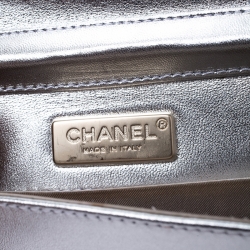 Pre Owned حقيبة كلتش شانيل بسلسلة وقلاب جلد مكشكش ميتاليك فضية