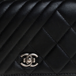 مملوكة مسبقًا Chanel Black Quilted Leather CC Yen Flap Continental Wallet